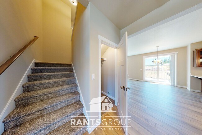 Building Photo - Beautiful Newer Home! Easy I5 access!