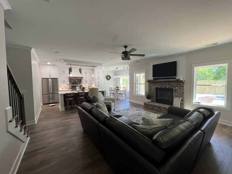 Open floor plan for living space/kitchen - 1608 Alcovy Ridge Xing