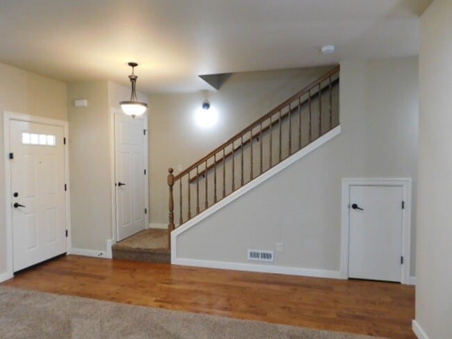 Building Photo - 3Bd/2.5Ba Two Story Townhouse - Available ...