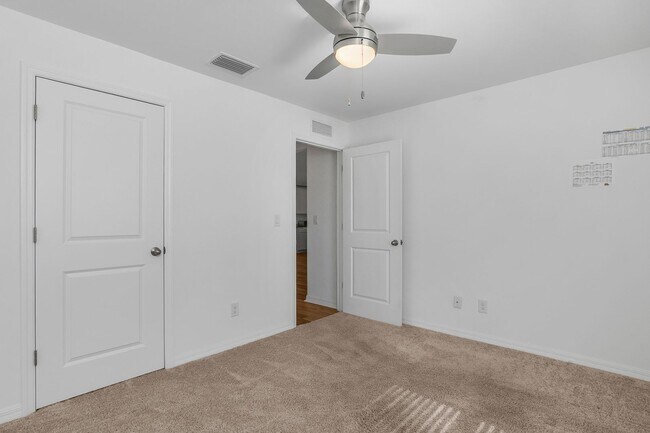Building Photo - NOW AVAILABLE - 3/2 with 2 Car Garage in Mirror Lakes!