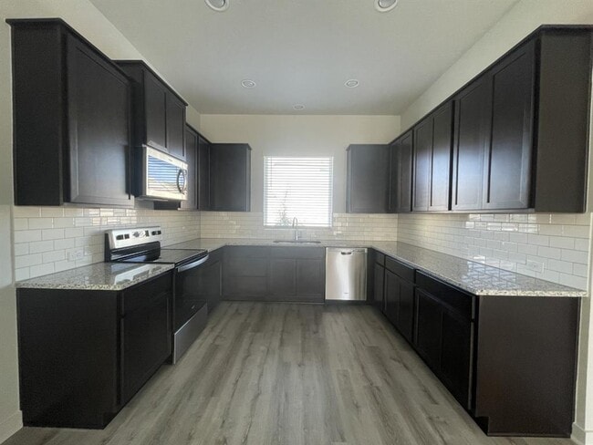 Building Photo - 1203 Showbox St