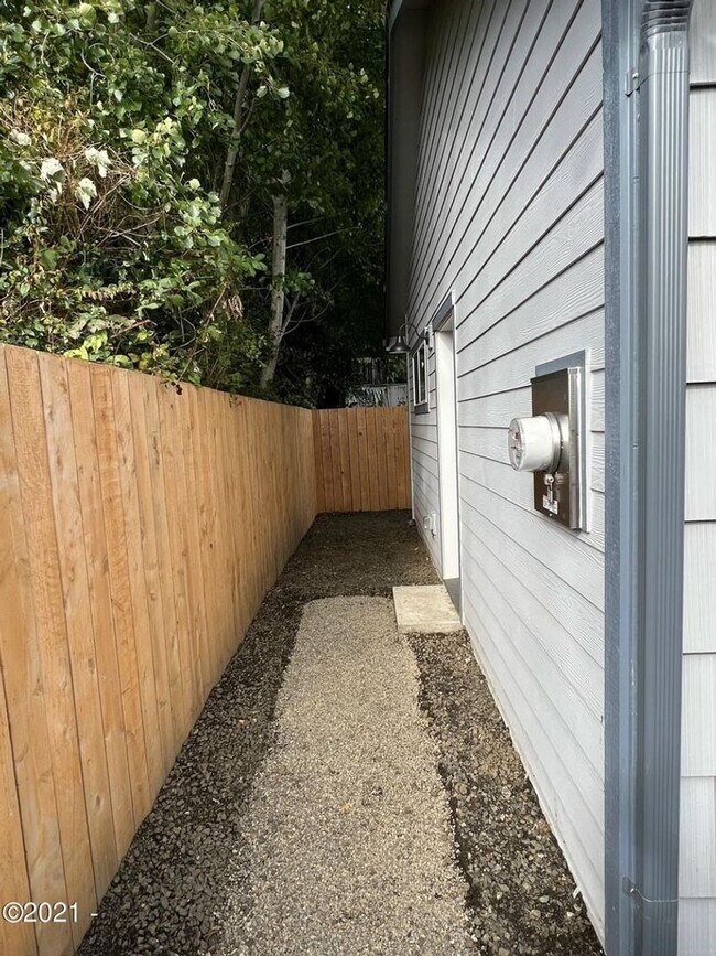 Building Photo - 1051/A/