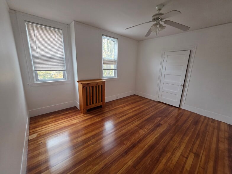 Building Photo - 174 Elm St