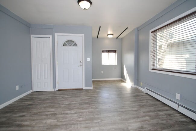 Building Photo - Spacious & centrally located 4 bed / 3 bath house FOR RENT