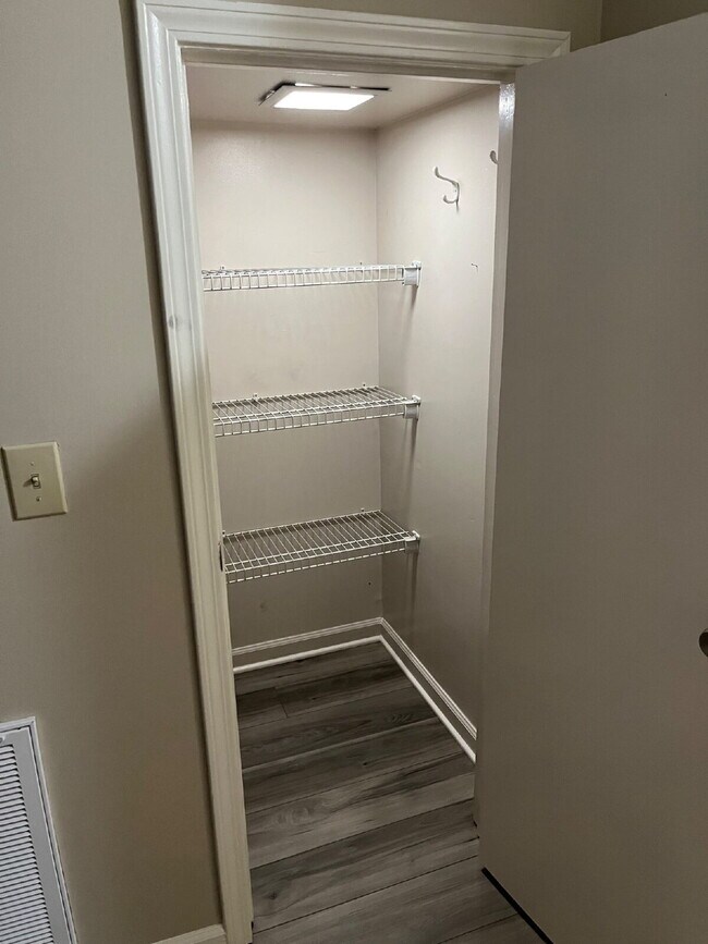Building Photo - "Charming 2-Bed, 2.5-Bath Townhouse Retrea...
