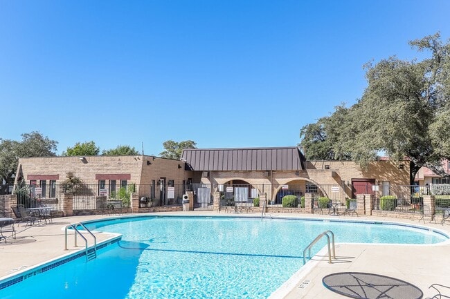 Building Photo - $250 OFF first months rent!!! 3 bedroom 2....