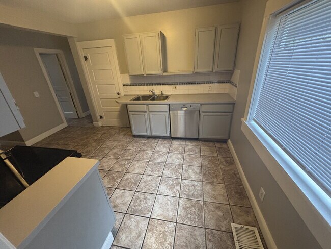 Building Photo - "Charming 2-Bed Duplex Gem in Grand Rapids...