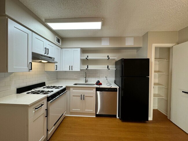 Primary Photo - 2413 Mission Hill Dr