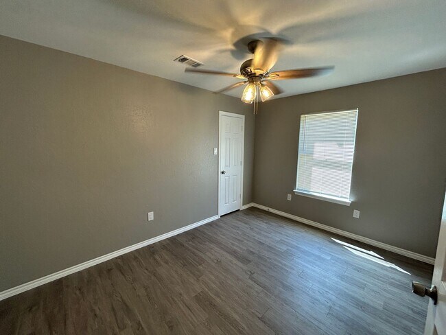 Building Photo - 2218 Parkside Dr