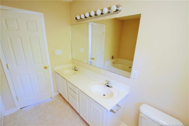 Building Photo - 328 Roundtree Dr