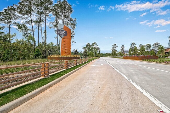 Building Photo - 323 Highland Bayou Dr