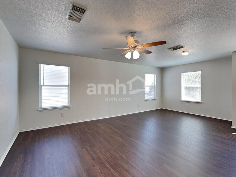 Building Photo - 10423 Manor Crk