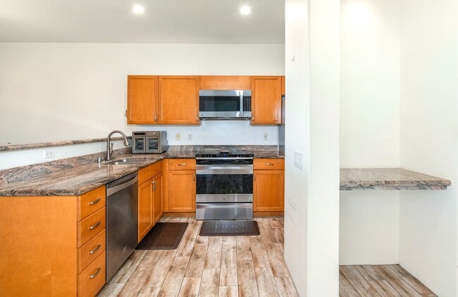 Building Photo - Beautifully Fully Furnished 2 Bed, 2 Bath ...