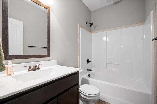 Building Photo - 1831 Camelot Dr