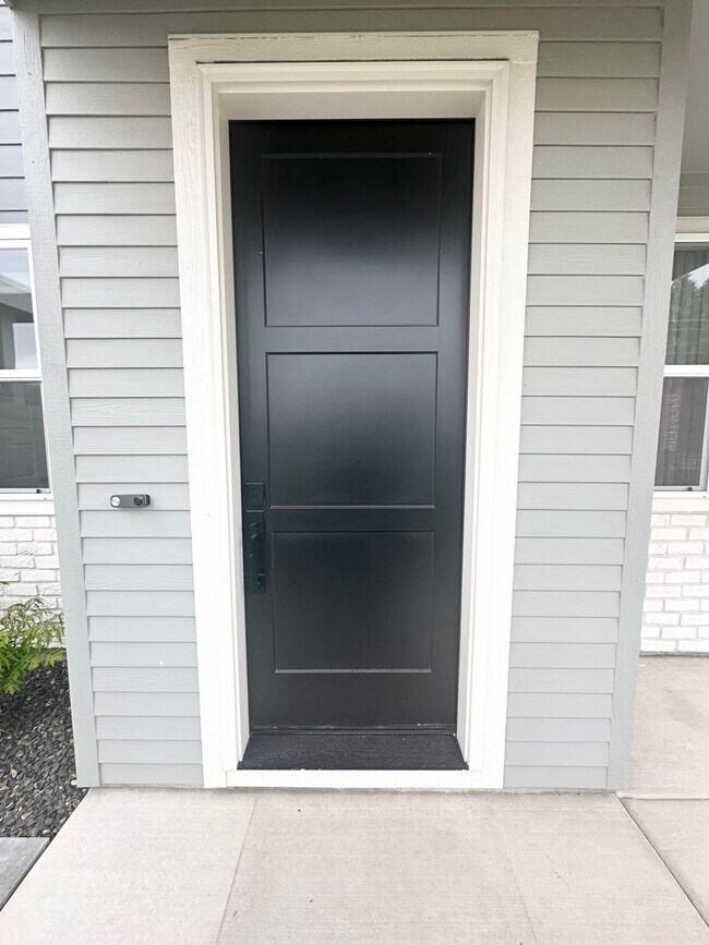 Building Photo - Move-in Special!! Luxury Living in the Hea...