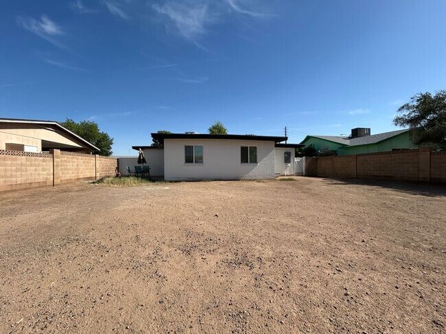 Building Photo - 1254 W Manhatton Dr