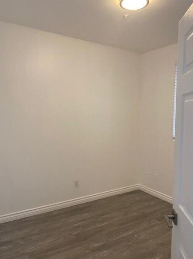 Building Photo - Step into luxury living with this exquisite 2 bedroom 2 bath 3rd floor condo at Emerald Villas