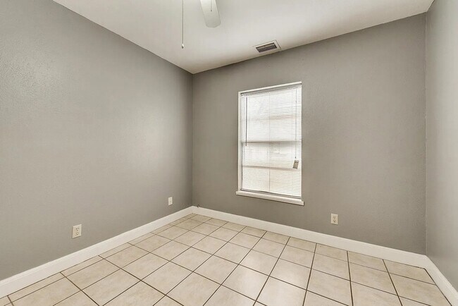 Building Photo - 202 S Willomet Ave