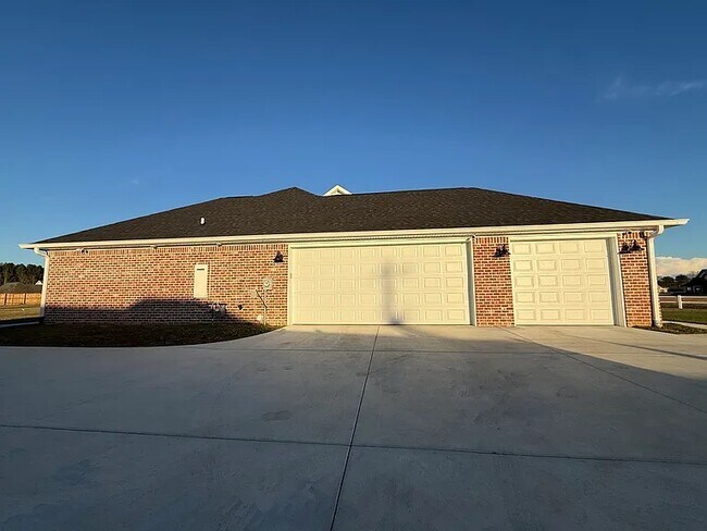 Building Photo - 300 N Rayleigh Dr