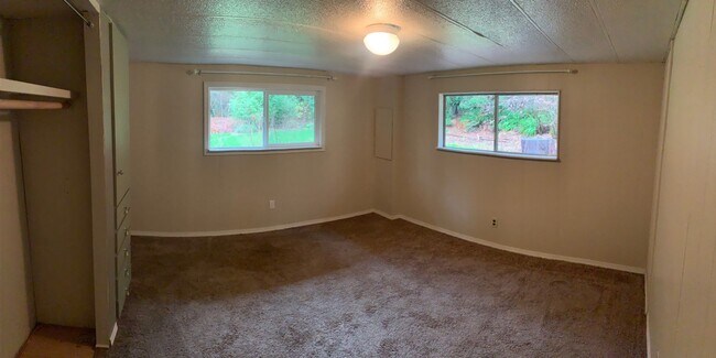 Building Photo - $2,000 - Three Bedrooms, One Full Bath Ren...