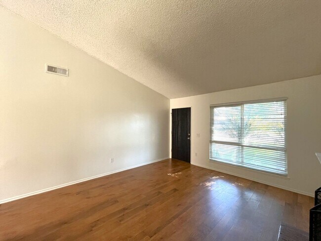 Building Photo - 3 bed, 2 bath located in Riverside!