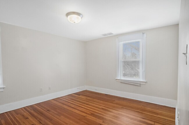 Building Photo - 423 S Maple Ave