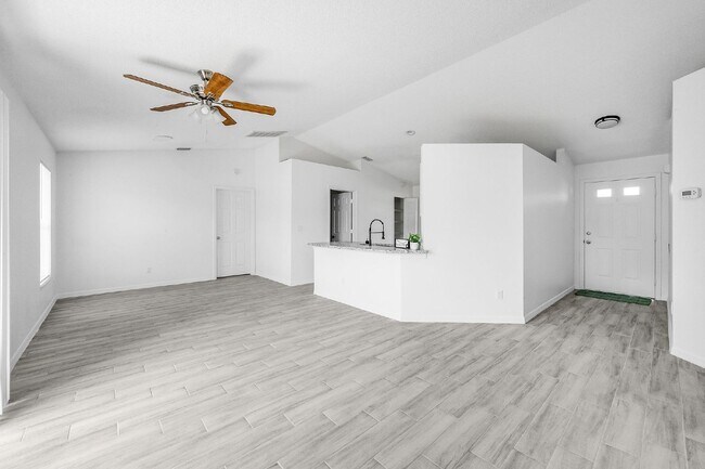 Building Photo - Charming 3-Bed, 2-Bath Home in Palm Bay