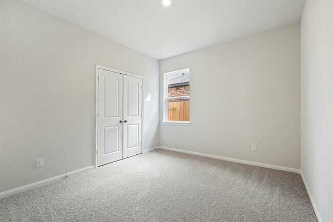 Building Photo - 1023 Whispering Winds Dr