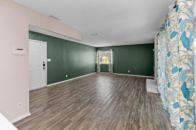 Building Photo - 9011 Quail Valley Dr