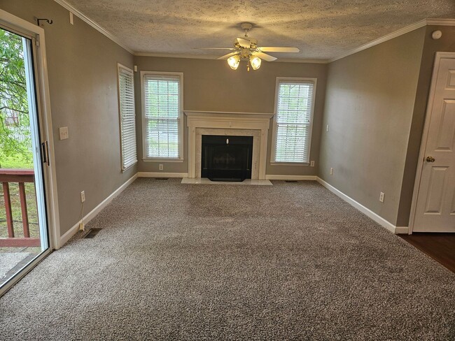 Building Photo - 4 Bedroom, 2.5 Bath Home Located in the Es...