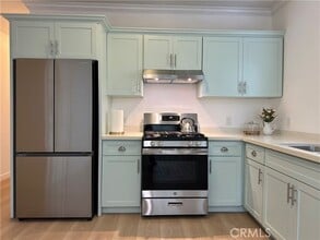 Building Photo - 956 E 43rd St