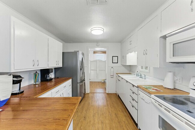 Building Photo - 175 Fredericksburg Rd