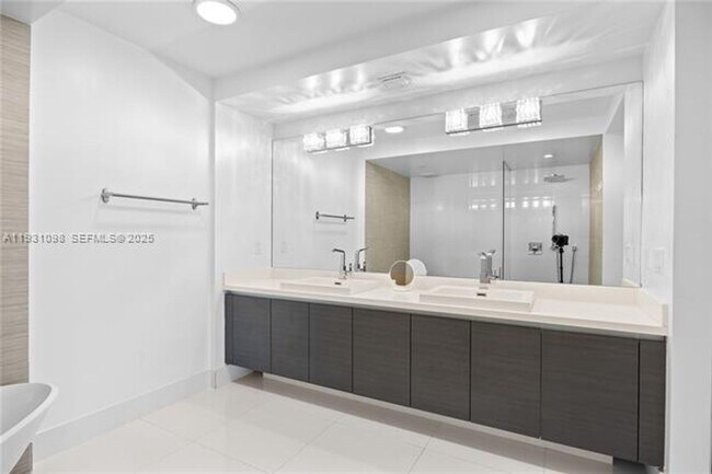 Building Photo - 300 Sunny Isles Blvd