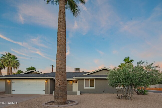 Building Photo - 2101 N 70th Pl