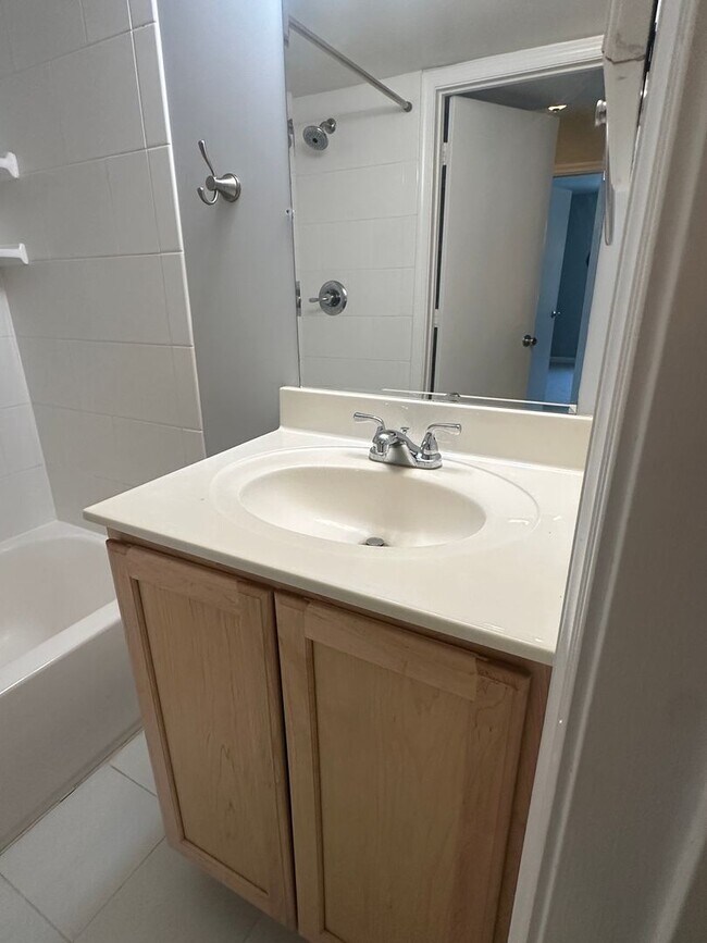 Building Photo - Move-In Ready 2BR/1BA Condo in Cardinal Forest