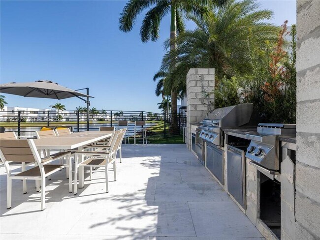 Building Photo - 7451 NW 103rd Ct