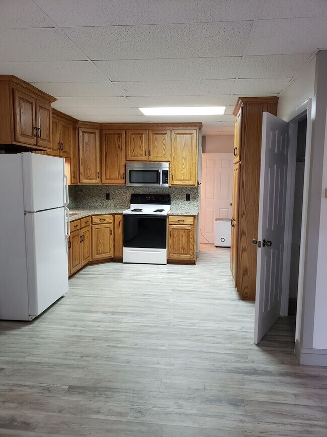 Building Photo - 15475 Oak Rd