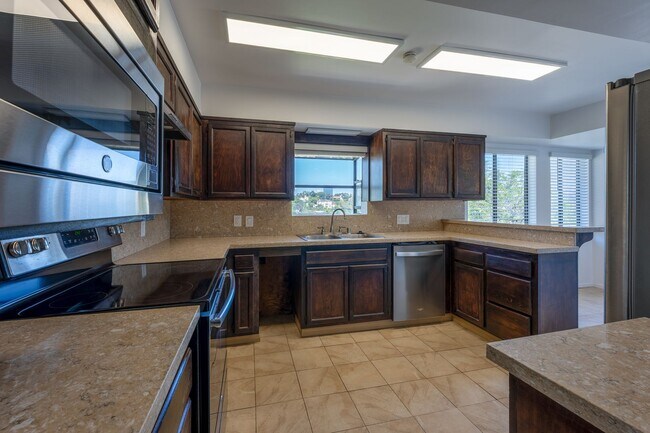 Building Photo - Gorgeous 3 bedroom house with amazing views and huge garden