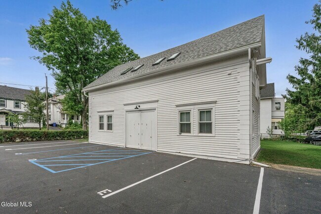 Building Photo - 521 Warren St