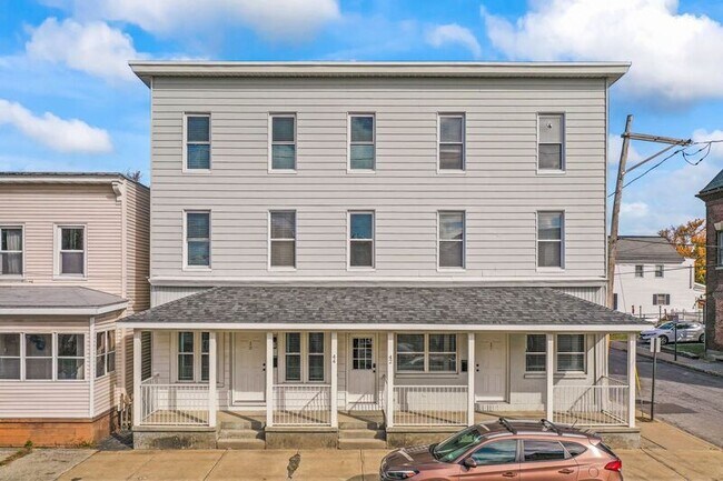 Building Photo - 44 Saratoga Ave