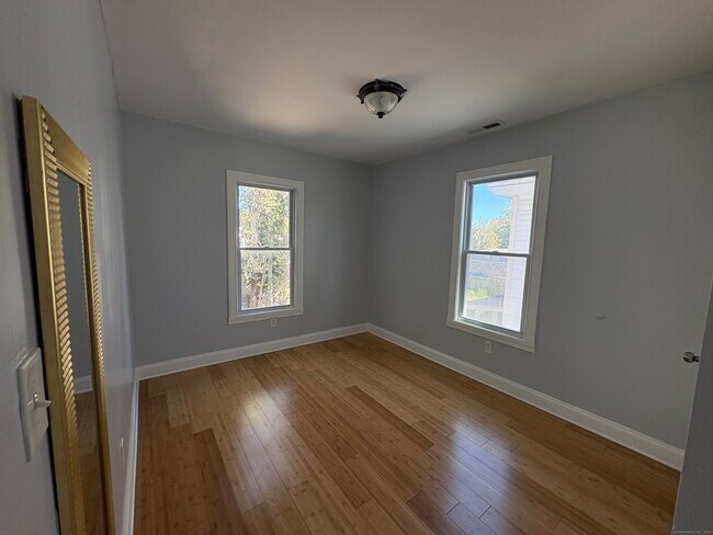 Building Photo - 679 Shelton St