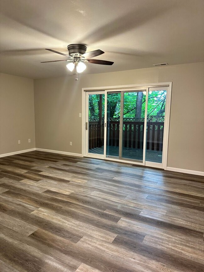 Building Photo - PRICE REDUCED! 3 bedroom, 2.5 bath Townhouse: Cedar Grove Townhomes!