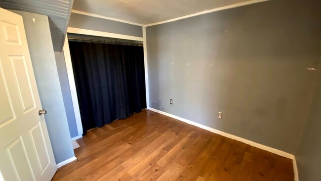 Building Photo - 3 Bedroom 1.5 Bath House Large 2 Car Detac...