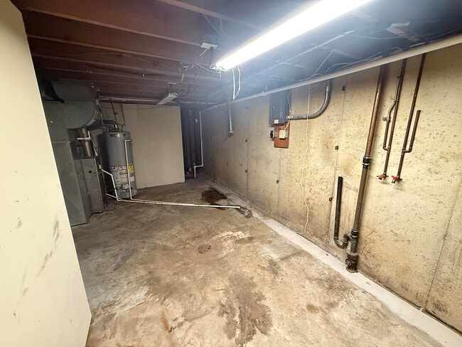 Building Photo - 2102 Woodlea Dr