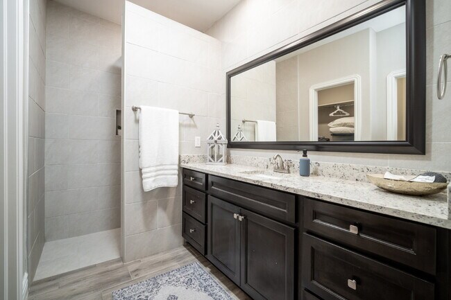 Building Photo - "Spacious 3-Bedroom Duplex with Granite Elegance in El Paso – 1469 Sq Ft of Modern Comfort!"