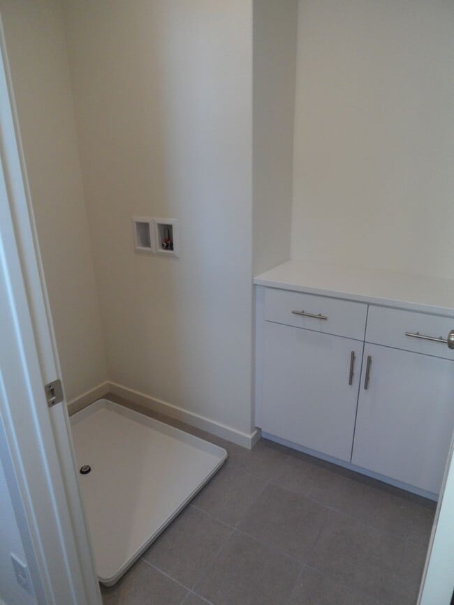 Building Photo - 4BR 3BA two-story condo with 2 Car Attache...