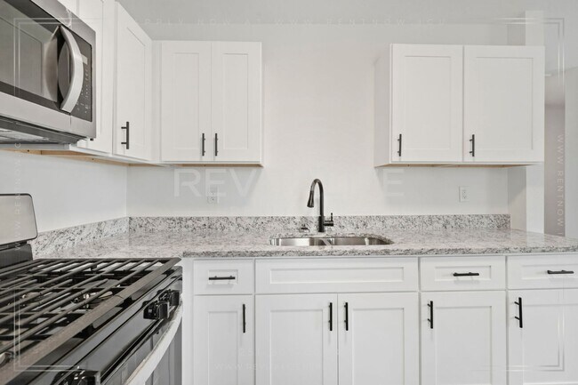 Building Photo - 377 Tuttle Ave
