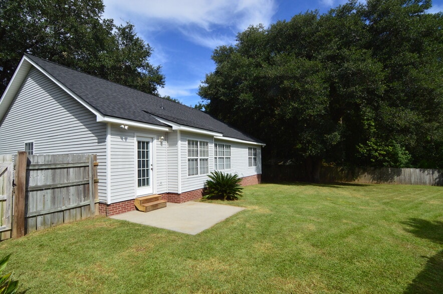 Fenced-in backyard - 203 Hawkridge Pl