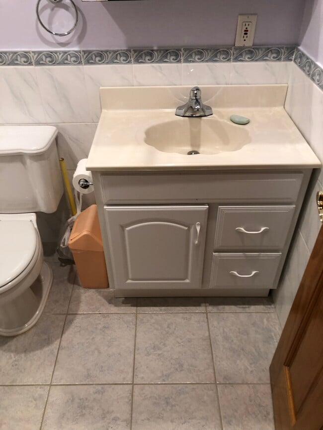 Bathroom - 66 Luyster St