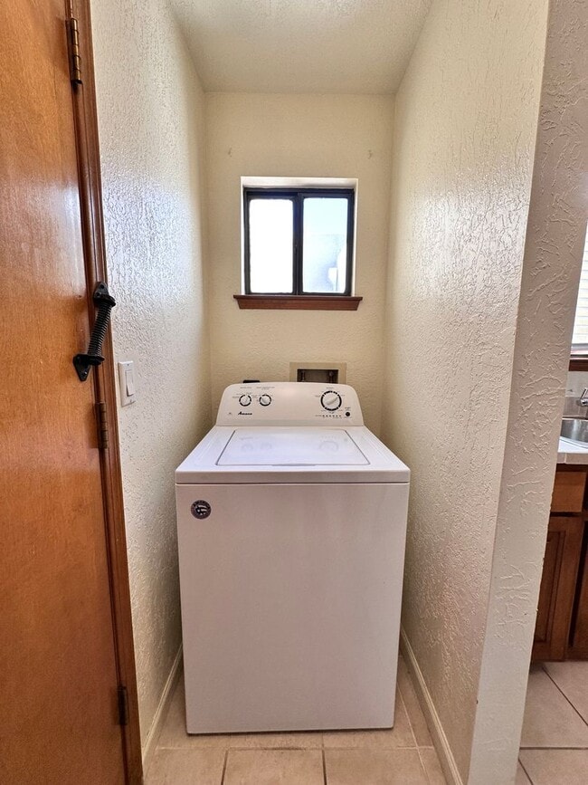 Building Photo - 2 Bedroom 2 Bath Townhome w/2 Car Garage and Refrigerated Air